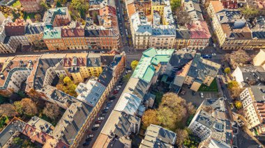 Kentsel mimarinin ve Polonya 'nın Krakow kentindeki eski yerleşim tesislerinin insansız hava aracı fotoğrafı. Panoramik görünüm