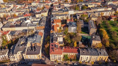 Kentsel mimarinin ve Polonya 'nın Krakow kentindeki eski yerleşim tesislerinin insansız hava aracı fotoğrafı. Panoramik görünüm