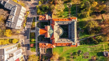 Krakow, Polonya 'daki antik ve ünlü simgelerin insansız hava aracı görüntüsü. Sonbahar çalılarının ve ağaçların resimli manzarası