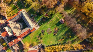 Antik kale, Krakow, Polonya 'da ünlü simgeler. Sonbahar çalılarının ve ağaçların resimli manzarası. Drone görünümü