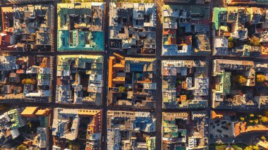 Krakow 'daki yerleşim alanlarının insansız hava aracı görüntüsü. Günbatımında kuşbakışı Polonya