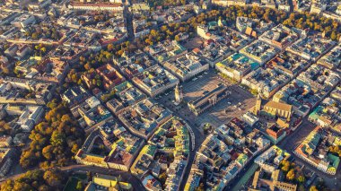 Krakow 'un bir parçası. Akşam ışığında İHA' dan merkez kareye. Belediye Binası, Kumaş Salonu ve St. Mary Bazilikası ile ana pazar