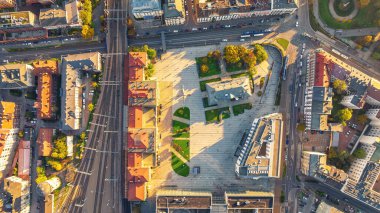 Krakow 'un demiryolu rayları, rayları ve elektrik çekişi olan bir parçası. Yollar, köprüler, arabalar, binalar. Hava görünümü