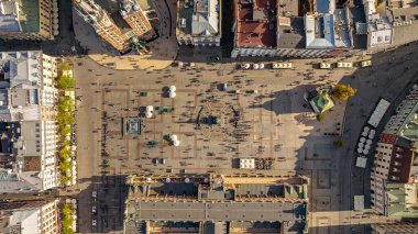 Krakow 'un merkez meydanının üst drone görüntüsü. Belediye Binası, Sukiennice ve St. Mary Kilisesi 'nden Rynek Parıltısı