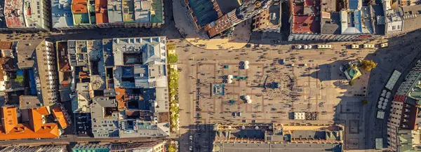 Krakow 'un merkez meydanının üst drone görüntüsü. Belediye Binası, Sukiennice ve St. Mary Kilisesi 'nden Rynek Parıltısı