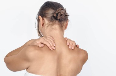 Boynuna masaj yapan bir kadının detaylı fotoğrafı. Yaralanma, kas spazmı, acı. Sırt ve omurga hastalığı