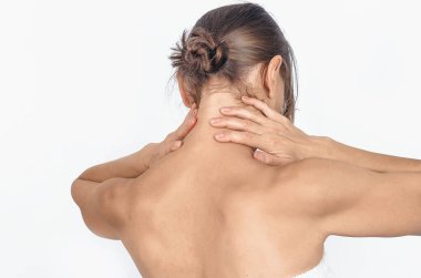 Boyun kaslarına masaj, kadın sırtı, beyaz tenli. Dikiz aynası. Boyun ağrısının önlenmesi.