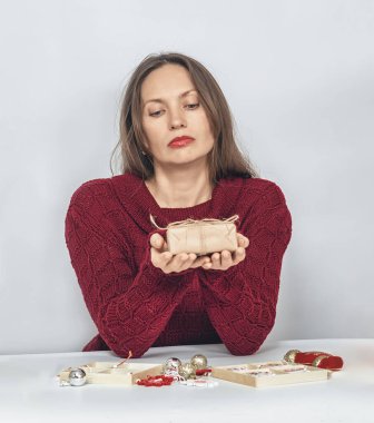 Kadınların elindeki el işi hediye kutusu. Kendi ellerinle hediye yapıyorsun. Noel kutlaması için dekorasyonlar