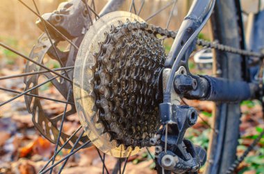 Bisiklet tekerleğinin ayrıntılı görüntüsü, işlevsellik için zincir ve çeşitli bileşenler gösteriliyor