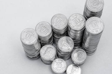 Üstten görünen madeni para kolonları. Gri üzerine izole edilmiş. İş ve finans fikirleri, tasarruflar