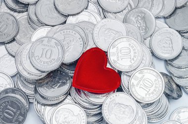 Parlak madeni paralar, kırmızı kalp arka planı. Sevgililer Günü konsepti. Selamlar, kartpostal, afiş. Asgari konsept