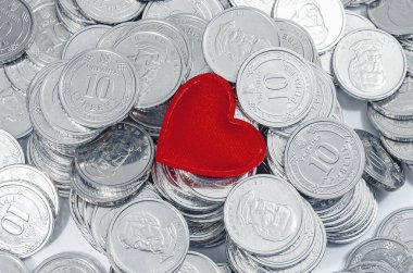 Bozuk para, kırmızı kalp arka planı. Sevgililer Günü konsepti. Minimum konsept. Selamlar, kartpostal, afiş