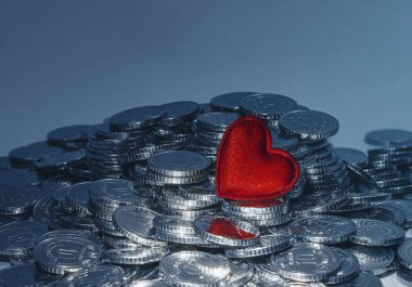 Kırmızıya ve gümüşe karşı grilik. Sevgililer Günü tebrik kartı. Aşk ve para. Metin için yer