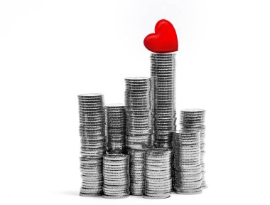 Üstünde kırmızı kalp olan gümüş para yığınları, beyaz üzerine izole edilmiş. En sevdiğim şeye yatırım yapıyorum. Resmi temizle
