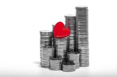 Kırmızının kalbi beyaza izole edilmiş gümüş para kolonları. Favori iş fikri. Boşluğu kopyala