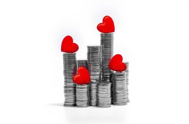 Gümüş sikke kulelerindeki hassas kırmızı kalpler. Sevgililer Günü, pankart, kartpostal. Uzayı kopyala Beyaz arkaplan