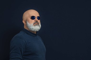 Kel sakallı, koyu mavi gözlüklü adamın yan görüntüsü. Matrix 'teki Morpheus' a benziyor. Boşluğu kopyala