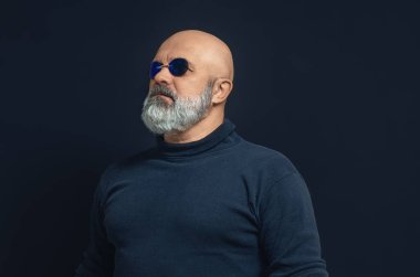 Kel sakallı, koyu mavi gözlüklü adamın yan görüntüsü. Matrix 'teki Morpheus' a benziyor. Boşluğu kopyala