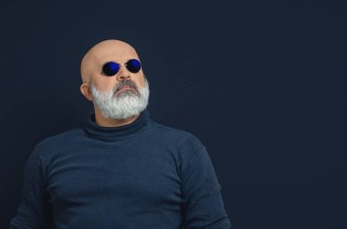 Kel sakallı adamın koyu mavi gözlüklü portresi. Matrix 'teki Morpheus' a benziyor. Boşluğu kopyala