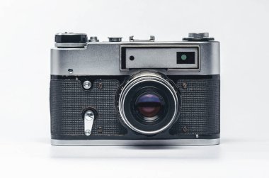 Beyaz arka planda siyah derili klasik gümüş film kamerası.