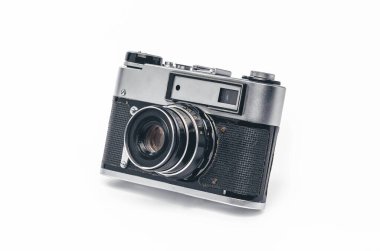 Beyaz arka planda klasik gümüş ve siyah film kamerası