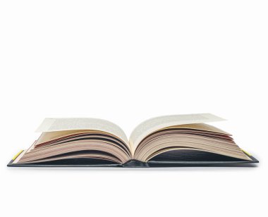 Beyaz arkaplanda izole edilmiş bir fotoğrafın klasikleşmiş kitabını aç