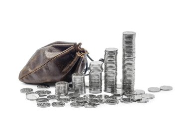 Beyaz sırtında gümüş sikkeler olan klasik deri bir çanta.