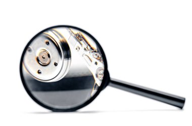 Beyaz arkaplanda büyüteç altında sabit disk sürücüsü