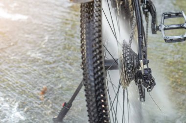 Bir araba yıkamada su akıntısı ile bisiklet yıkamak.