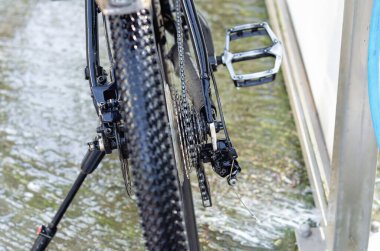 Bir araba yıkamada su akıntısı ile bisiklet yıkamak.