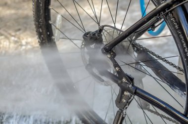 Bir araba yıkamada su akıntısı ile bisiklet yıkamak.