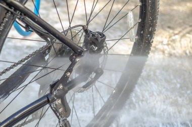 Bir araba yıkamada su akıntısı ile bisiklet yıkamak.