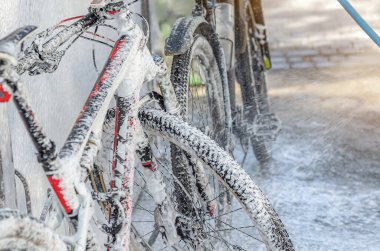 Araba yıkamada bisiklet yıkamak araba yıkamak için beyaz köpük yıkamak.