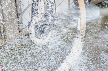 Araba yıkamada bisiklet yıkamak araba yıkamak için beyaz köpük yıkamak.