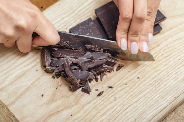 Tahtada el hareketleriyle kesilmiş siyah çikolata.