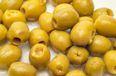 Beyaz tabakta çukur yeşil zeytin