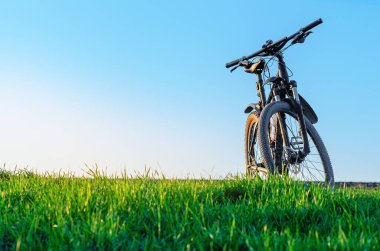 Yeşil alanda güneşli bisiklet. Baharda bisikletle manzara. Açık hava eğlencesi. Doğada bisikletçilik kavramı. Boşluğu kopyala
