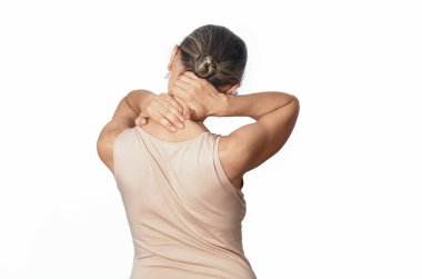 Boyun ağrısı önleyici. Boyun kaslarına masaj, bej tişörtlü kadın, beyaz tenli. Arka görünüm