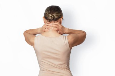 İki eliyle boynunu tutan bir kadın. Arkadan çıplak kadın elleri. Boyun ağrısı konsepti. Beyazda izole edilmiş