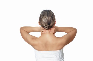 İki eliyle boynunu tutan bir kadın. Arkadan çıplak kadın omuzları. Boyun ağrısı konsepti. Beyazda izole edilmiş