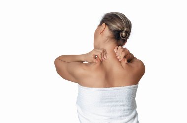 Boyun ağrısı önleyici. Boyun kaslarına masaj, havlu giymiş bir kadın, beyazlar içinde soyutlanmış. Arka görünüm