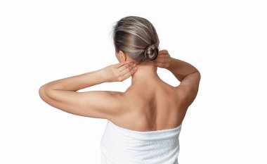 Beyaz arka planda boyuna masaj yapan bir kadın. Boyun ağrısı konsepti. Kemik erimesini önleme, servikal omurga fıtığı. Yan görünüm