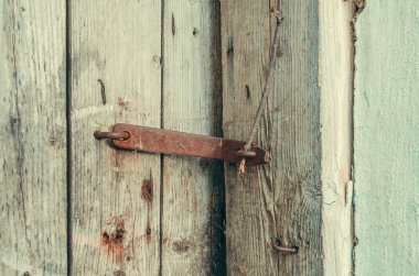 Terk edilmiş demir kilidi olan eski ahşap kapının bir parçası. Kırsal kesimde terk edilmiş eski evler kavramı