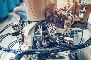 Çorap üretim makinesinin bir parçası. Çorap fabrikası, otomatik çorap üretimi süreci.