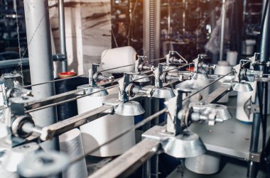 Endüstriyel çorap üretimi. Çorap fabrikası, otomatik otomatik çorap üretimi.