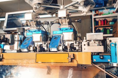 Parmak arası çorap dikme makinesi. Ön manzara. Tekstil endüstrisi, otomatik çorap örgü.