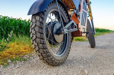 Elektrikli motosiklet, scooter, elektrikli bisiklet. Modern çevre dostu ulaşım. Dikiz aynası. Mısır alan arkaplanı.