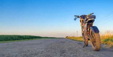 Elektrikli motosiklet, scooter, elektrikli bisiklet. Modern çevre dostu ulaşım. Dikiz aynası. Kırsal yol geçmişi. Boşluğu kopyala.