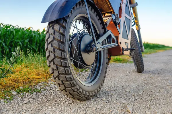 Elektrikli motosiklet, scooter, elektrikli bisiklet. Modern çevre dostu ulaşım. Dikiz aynası. Mısır alan arkaplanı.