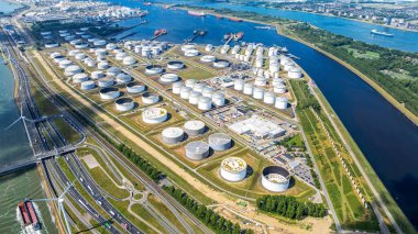 Rotterdam Limanı, Hollanda, İHA atışı. Lağım arıtma tesisleri açısından Avrupa 'nın en büyük limanı.